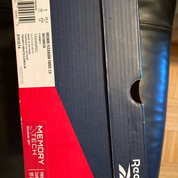 Reebok size 8.5 white with yellow bands at the back - Picture 2 of 2